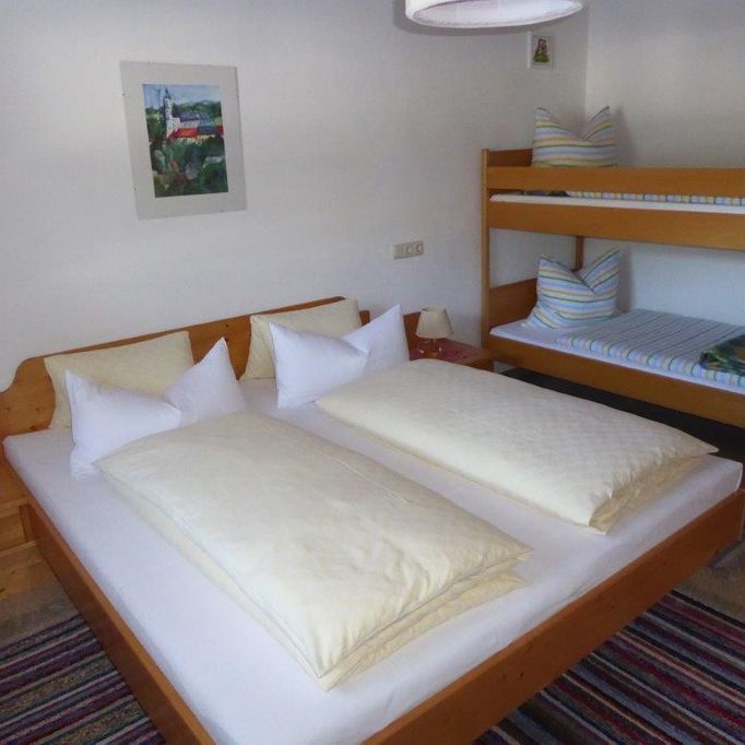 Doppelbett mit Hochbett im Schlafzimmer